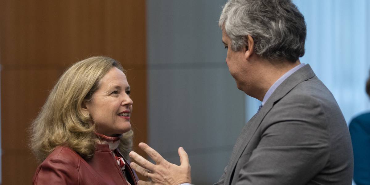 Nadia Calviño habla con el presidente del Eurogrupo, Mario Centeno, durante una reunión de los ministros de Finanzas de la eurozona.