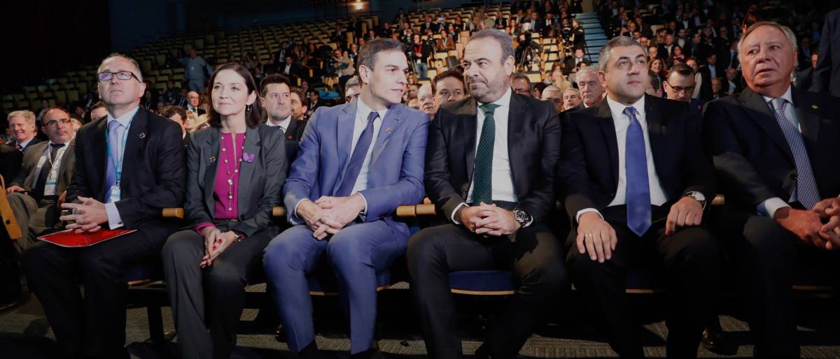 El presidente del Gobierno, Pedro Sánchez y la ministra de Turismo, Reyes Maroto, en el Foro Exceltur.