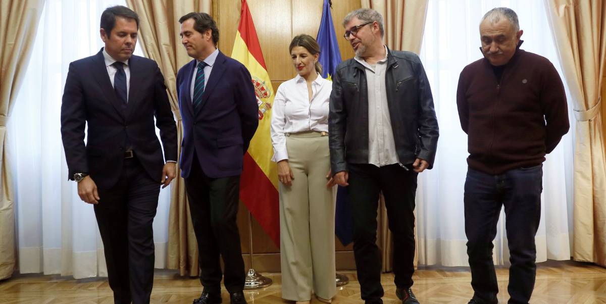 La ministra de Trabajo, Yolanda Díaz, antes de la reunión con los dirigentes de las patronales, CEOE Antonio Garamendi; y Cepyme, Gerardo Cuerva, y de los sindicatos, CCOO, Unai Sordo, y UGT, Pepe Álvarez.