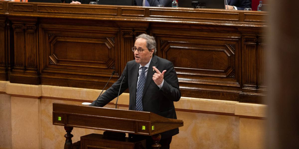 El president de la Generalitat, Quim Torra, interviene desde el atril durante un Pleno del Parlament de Catalunya, en Barcelona (España), a 27 de enero de 2020.rn