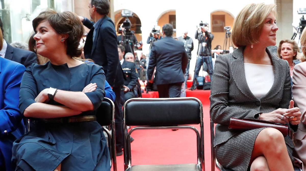 Cospedal, Santamaría, Aznar... ¿Por qué los grandes bufetes fichan a políticos?