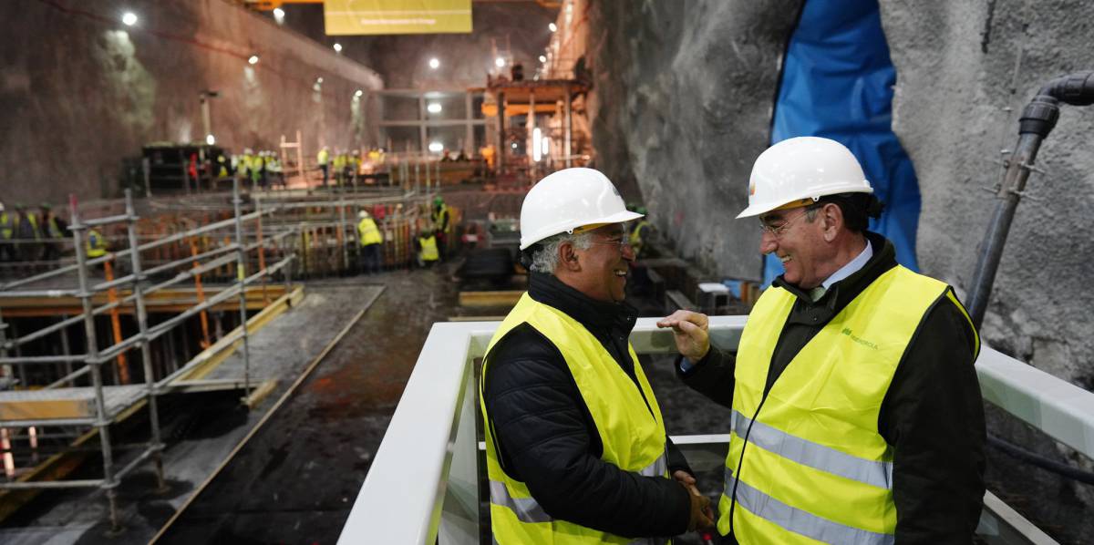 El presidente de Iberdrola, Ignacio Sánchez Galán, y el primer ministro de Portugal, Antonio Costa, visitando el proyecto de la compañía en Portugal.rn rn