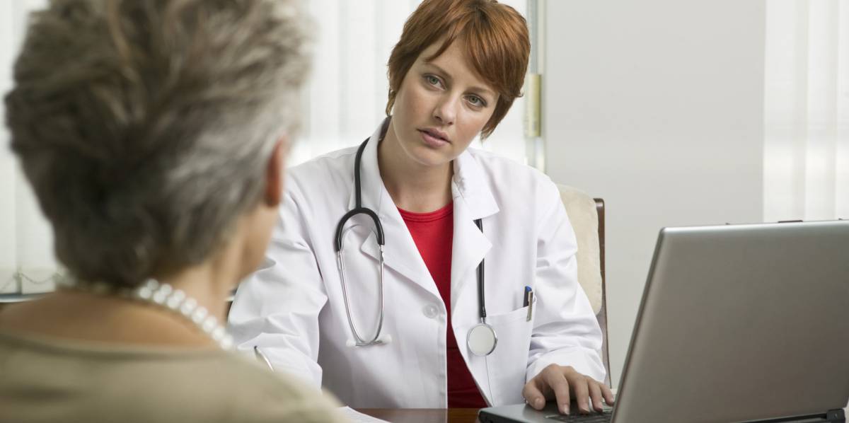Doctora atendiendo a una paciente.