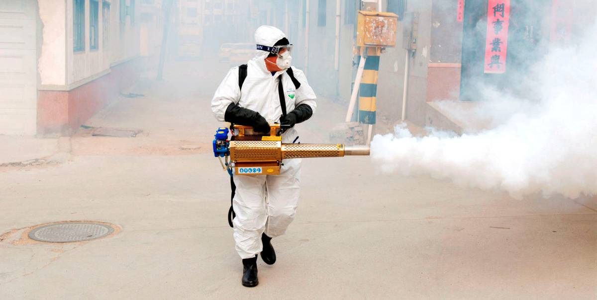 Un trabajador realizando trabajos de desinfectación en Qingdao (China).