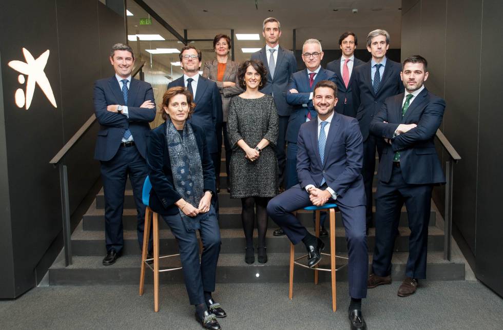De pie, de izquierda a derecha: Javier Ricote, Jaime Fariña, Virginia Domenech, Susana García, Roger Torrella, José Luis Mora, José María Arzac, Pablo F. Matabuena y Piotr Nagorka. Sentados: María José Bosser y Jesús A. Losa.