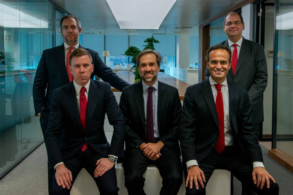 De pie: Francisco Chambel e Isaac Alonso. Sentados: Francisco Carmona, Abel Enguita y Antonio Casteleiro.