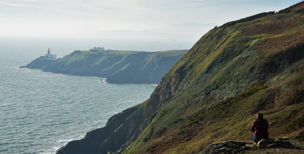 Senderismo por la línea costera de Howth. Al fondo, el faro de Baily.