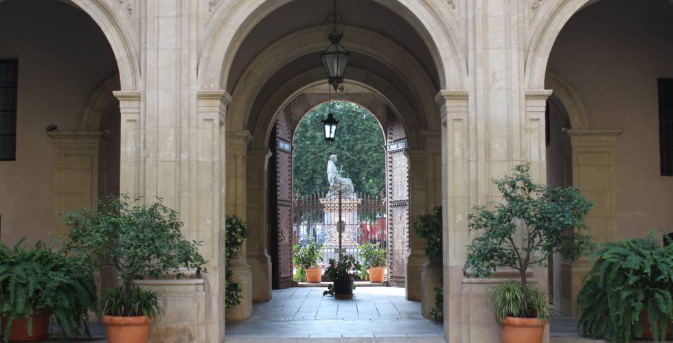Entrada principal del Palacio Episcopal.