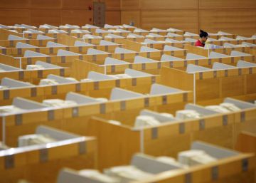 Una empleada rodeada de puestos de trabajo vacíos. BLOOMBERG