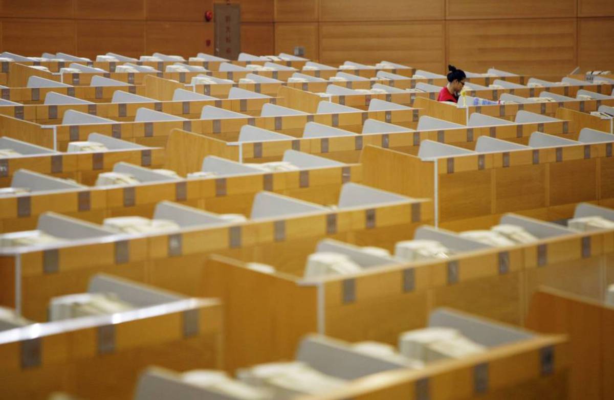 Una empleada rodeada de puestos de trabajo vacíos. BLOOMBERG