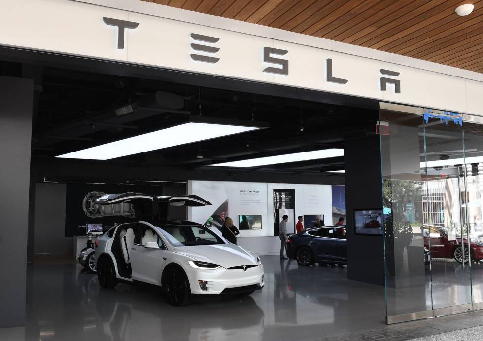 Tesla da marcha atrás y no cobrará por los extras en los coches de segunda mano