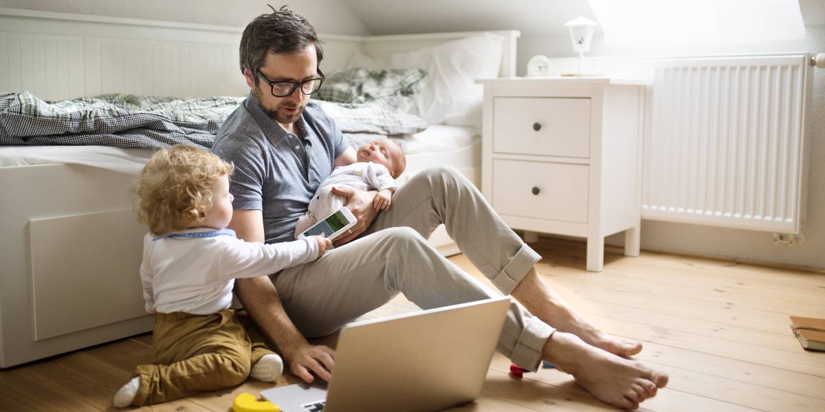 Un padre con sus hijos en una imagen de archivo.