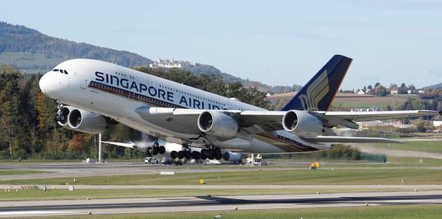 Un avión fabricado por Airbus despega del aeropuerto de Zúrich.