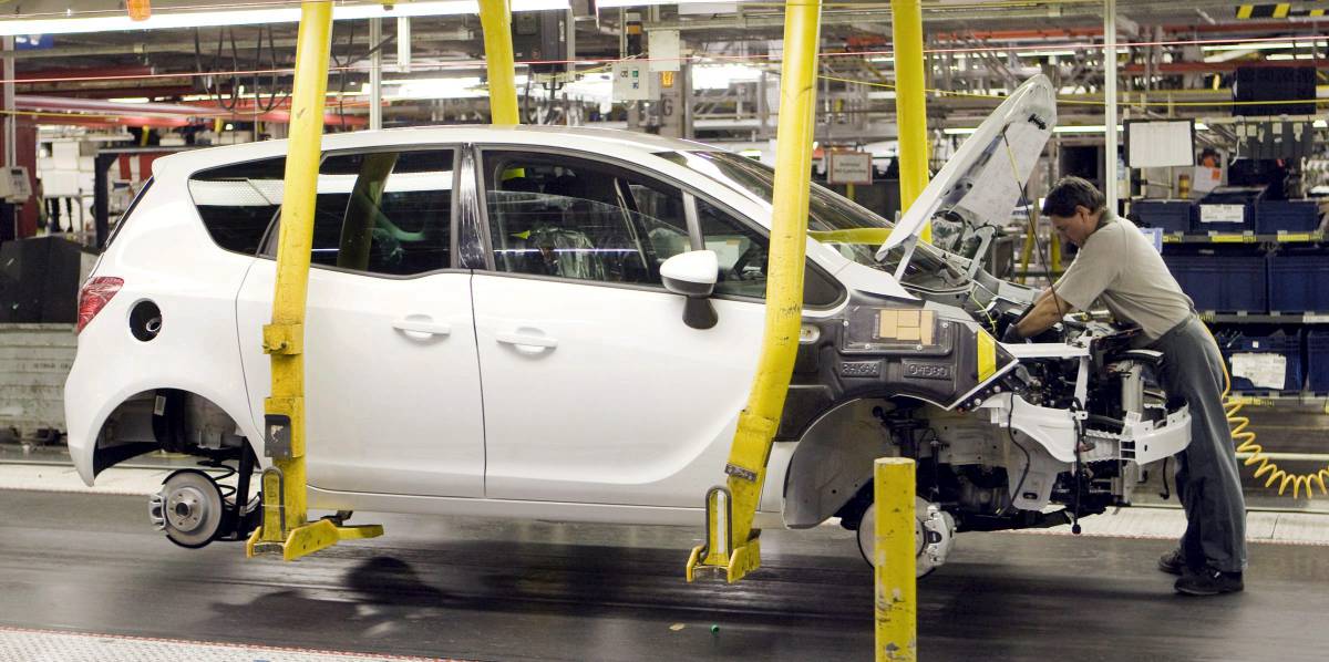 Línea de producción de la planta de PSA en Figueruelas (Zaragoza)