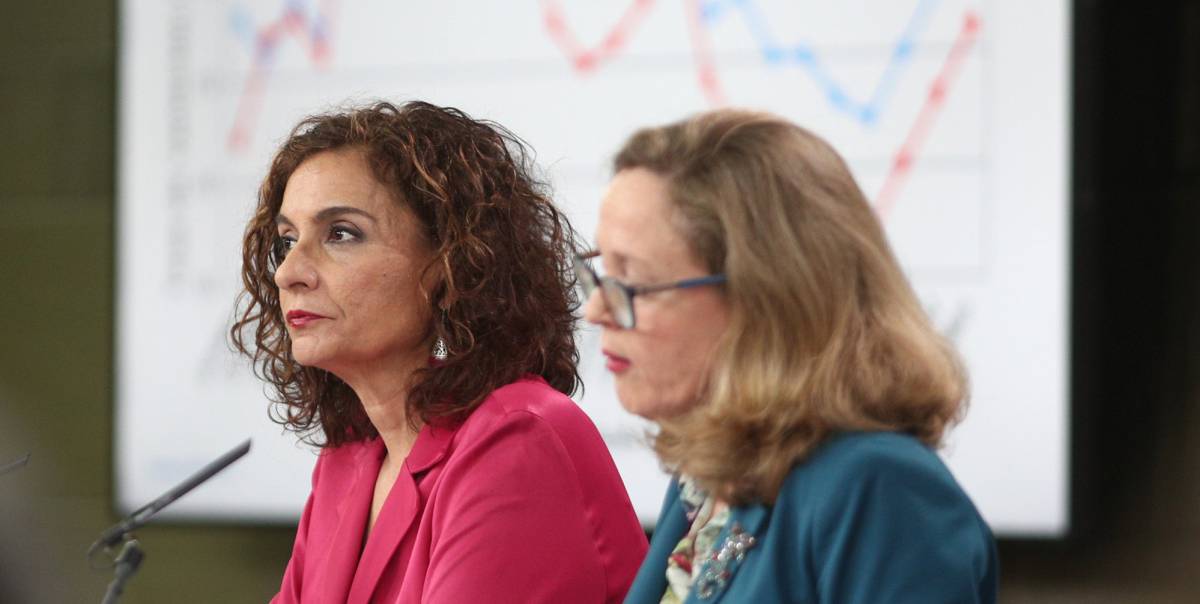 La ministra Portavoz y de Hacienda, María Jesús Montero (izquierda) y la vicepresidenta tercera y ministra de Asuntos Económicos y Transformación Digital, Nadia Calviño.