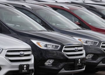Modelos de la marca Ford en una concesionario.