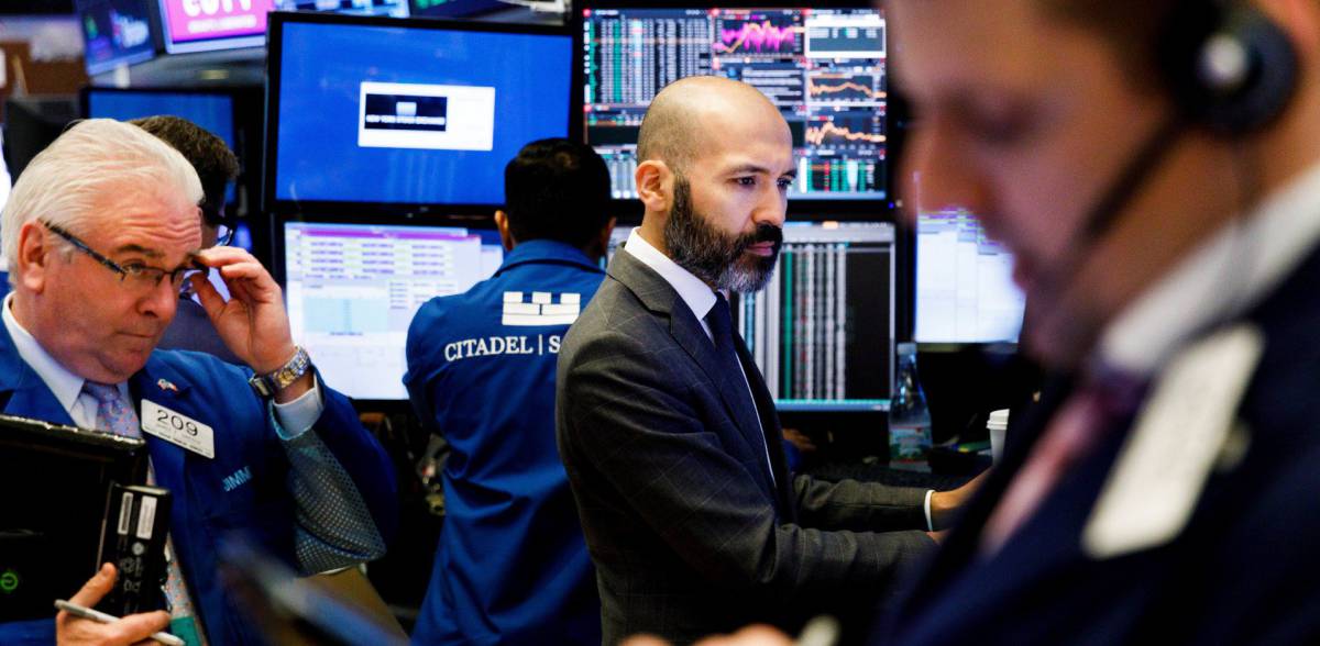 En la imagen, varios corredores de bolsa trabajan en el parqué de Nueva York.