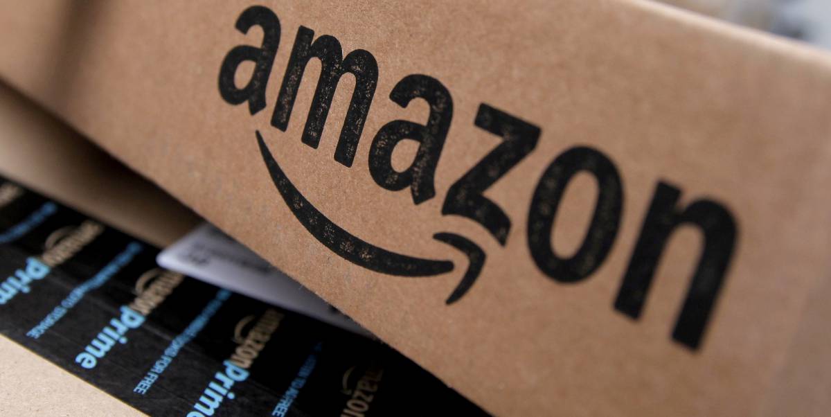 Un envío preparado en una caja de Amazon.