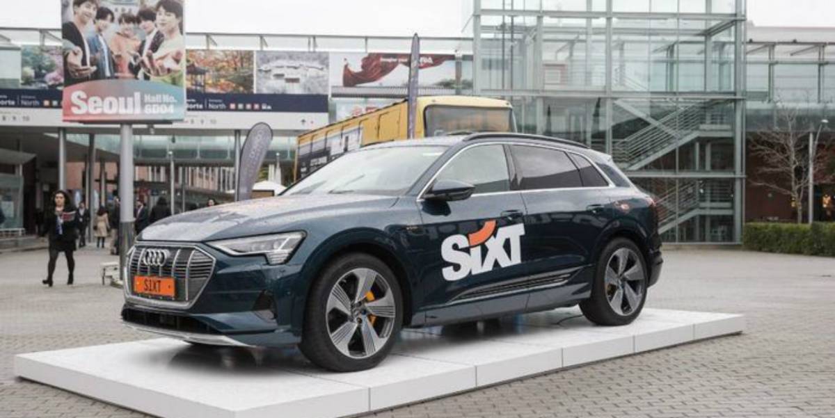 Coche de Sixt expuesto en Seúl (Corea del Sur).