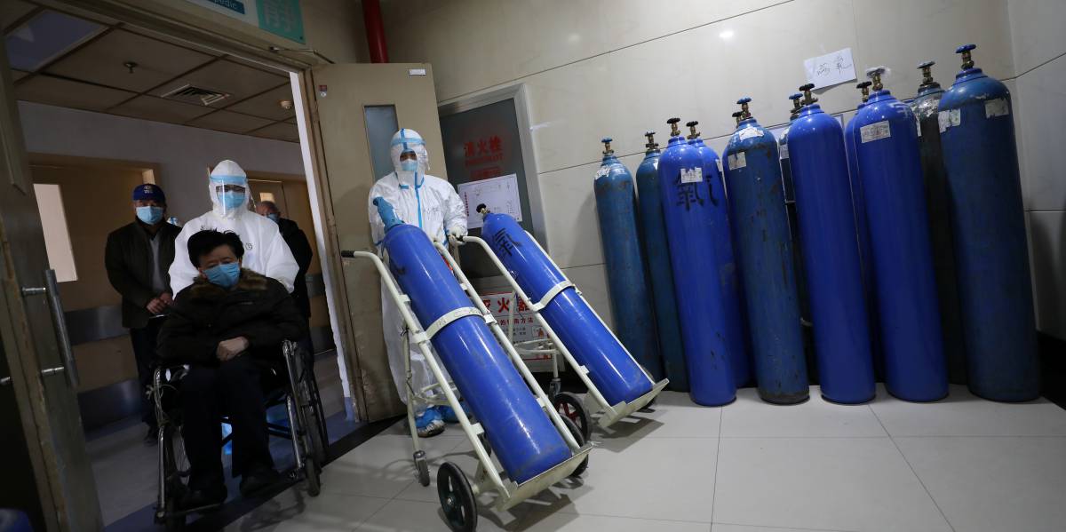Empleados transportan bombonas de oxígeno en un hospital en Wuhan.