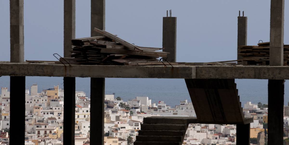 Vistas al mar entorpecidas por una construcción inmobiliaria.