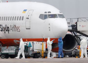 Servicios de emergencia preparan el desembarque de los pasajeros ucranianos evacuados por avión desde China.