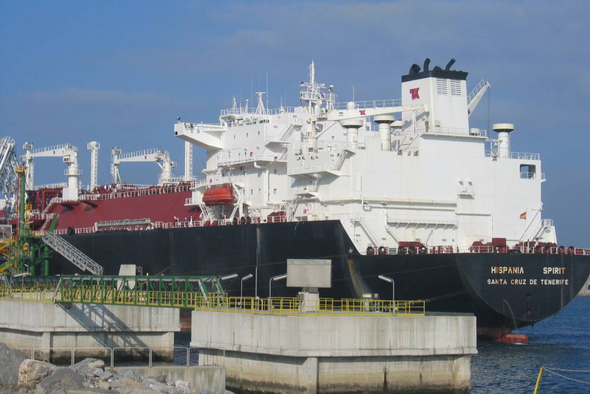 Buque metanero descargando en la regasificadora de Bahía de Bizcaia.