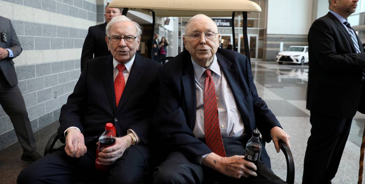 Warren Buffett, presidente de Berkshire Hathaway, y Charlie Munger, vicepresidente del fondo, en la junta anual de accionistas de Berkshire celebrada en mayo de 2019 en Omaha, Nebraska
