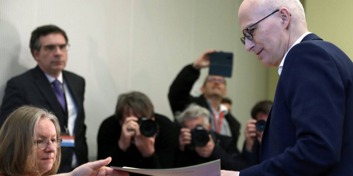El candidato socialdemócrata Peter Tschentscher vota en Hamburgo.