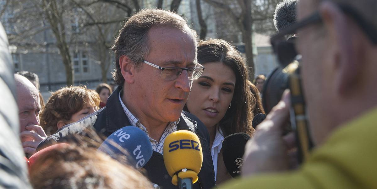 El presidente del Partido Popular del País Vasco, Alfonso Alonso, tras la ofrenda floral en recuerdo de Fernando Buesa y su escolta Jorge Díaz, asesinados por ETA en un atentado con coche bomba hace 20 años, en Vitoria a 22 de febrero de 2020.rn rn Nuria González Europa Pressrn 22022020