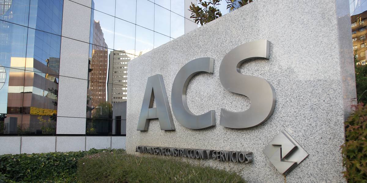 Logotipo de ACS ante la fachada de su sede en Madrid.