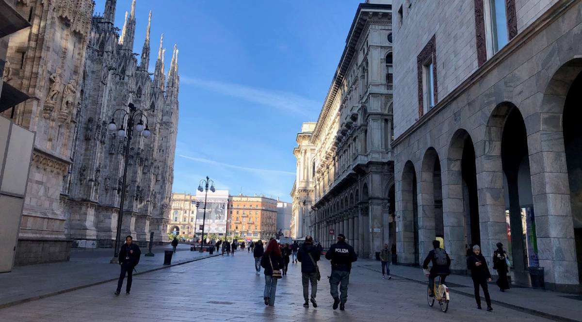 Calles de Milan casi vacías ante la expansión del virus