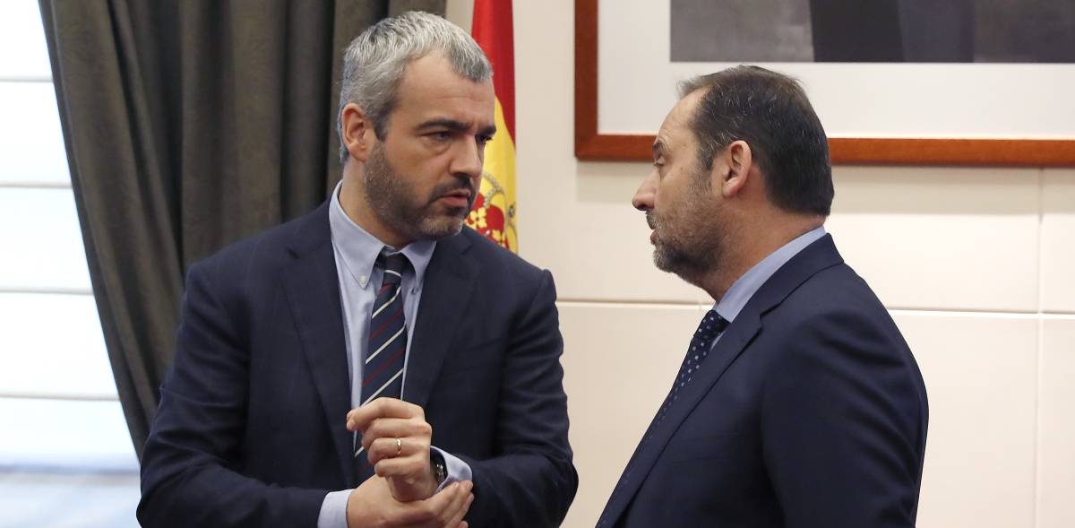 El presidente de Aena, Maurici Lucena, junto al ministro de Transportes, José Luis Ábalos.