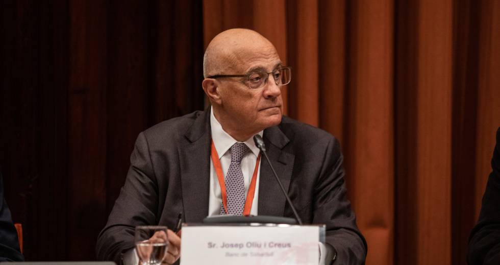 El presidente de Banco Sabadell, Josep Oliu, durante la Comisión de Investigación sobre la aplicación del artículo 155 de la Constitución Española en Catalunya, en el Parlament