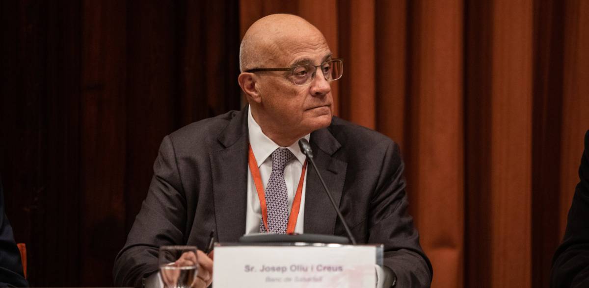 El presidente de Banco Sabadell, Josep Oliu, durante la Comisión de Investigación sobre la aplicación del artículo 155 de la Constitución Española en Catalunya, en el Parlament