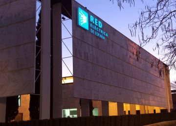 Red Eléctrica gana un 1,9% más y dispara la deuda tras la compra de Hispasat Red Eléctrica gana un 1,9% más y dispara la deuda tras la compra de Hispasat