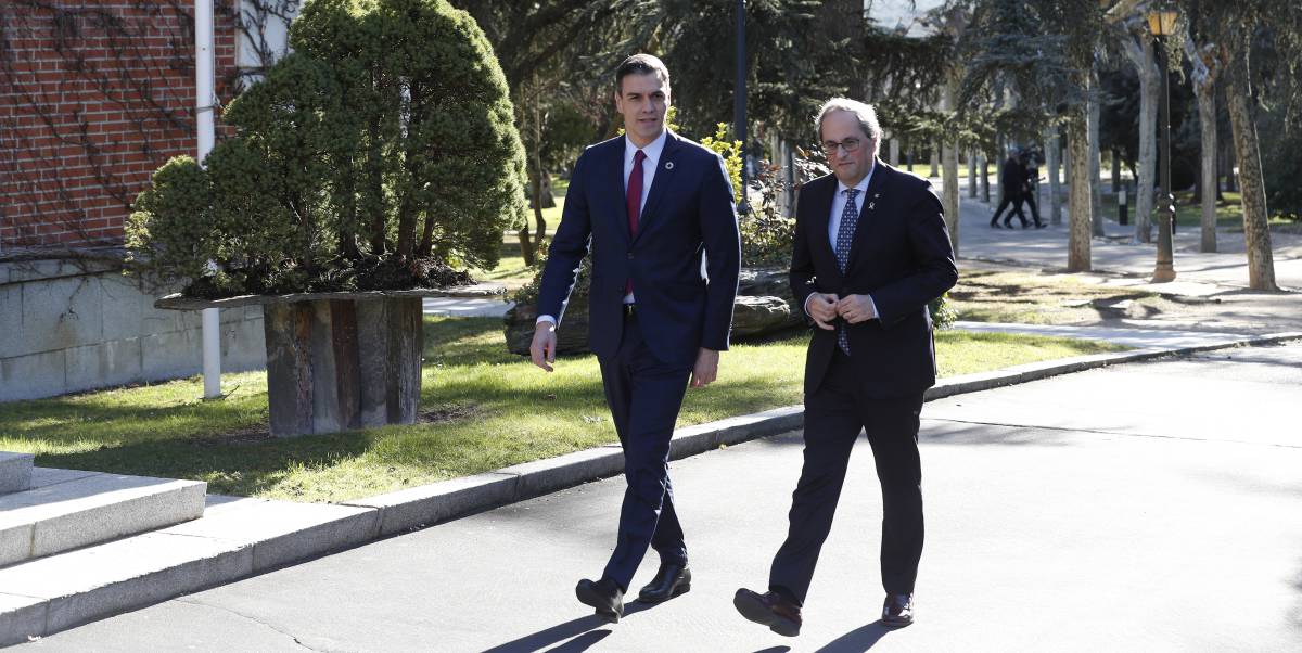 El presidente del Gobierno, Pedro Sánchez, caminando junto al presidente de la Generalitat, Quim Torra, en el Palacio de la Moncloa.