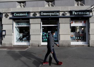 Un hombre pasa por delante de una farmacia en Milán.