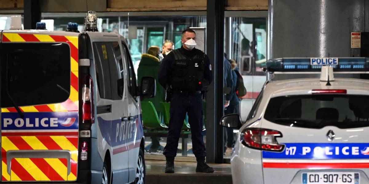 Policías en la estación de Lyon acordonan la zona tras detectarse un caso sospechoso de coronavirus.