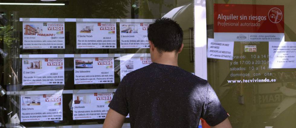 Vista de un escaparate de una inmobiliaria en Madrid, con anuncios de pisos en venta.