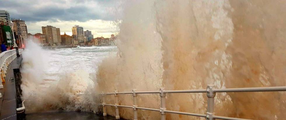 Una ola gigante en la playa de San Lorenzo de Gijón.