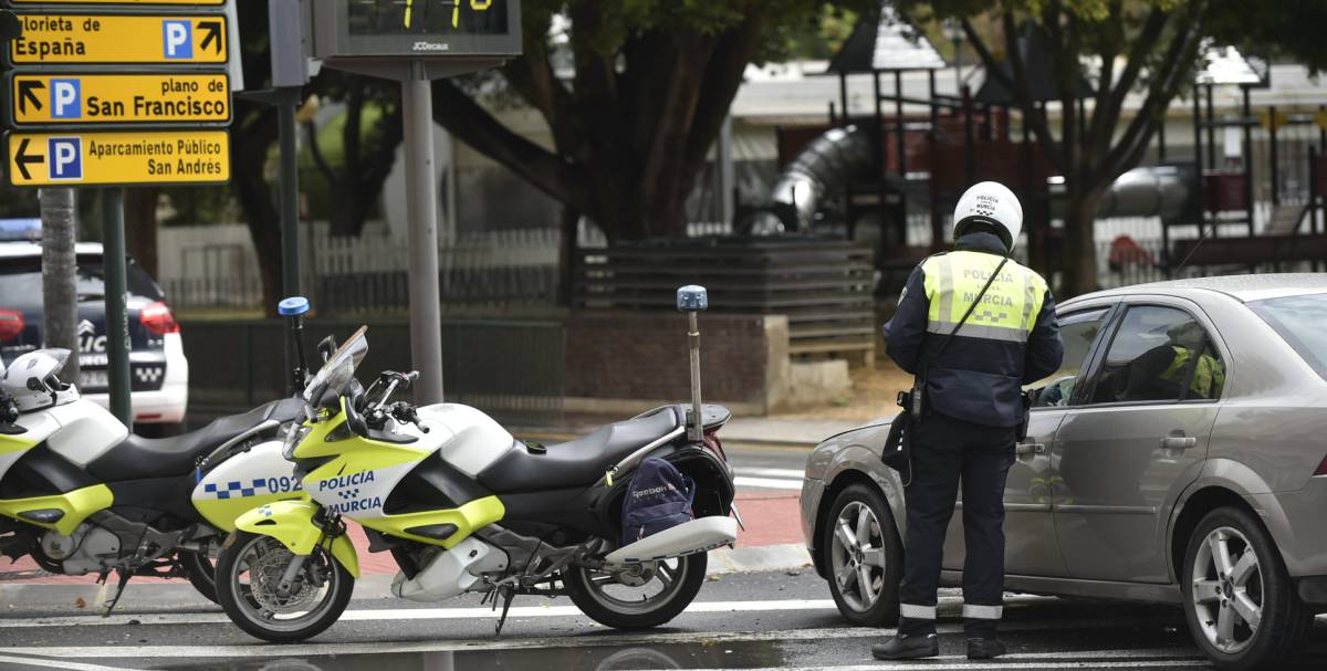 Un policía municipal de Murcia detiene a un vehículo que no cumple con el confinamiento decretado por el gobierno
