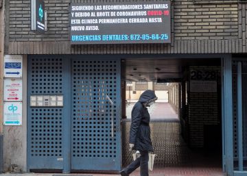 Una clínica dental avisa del cierre temporal debido al coronavirus en Zaragoza.