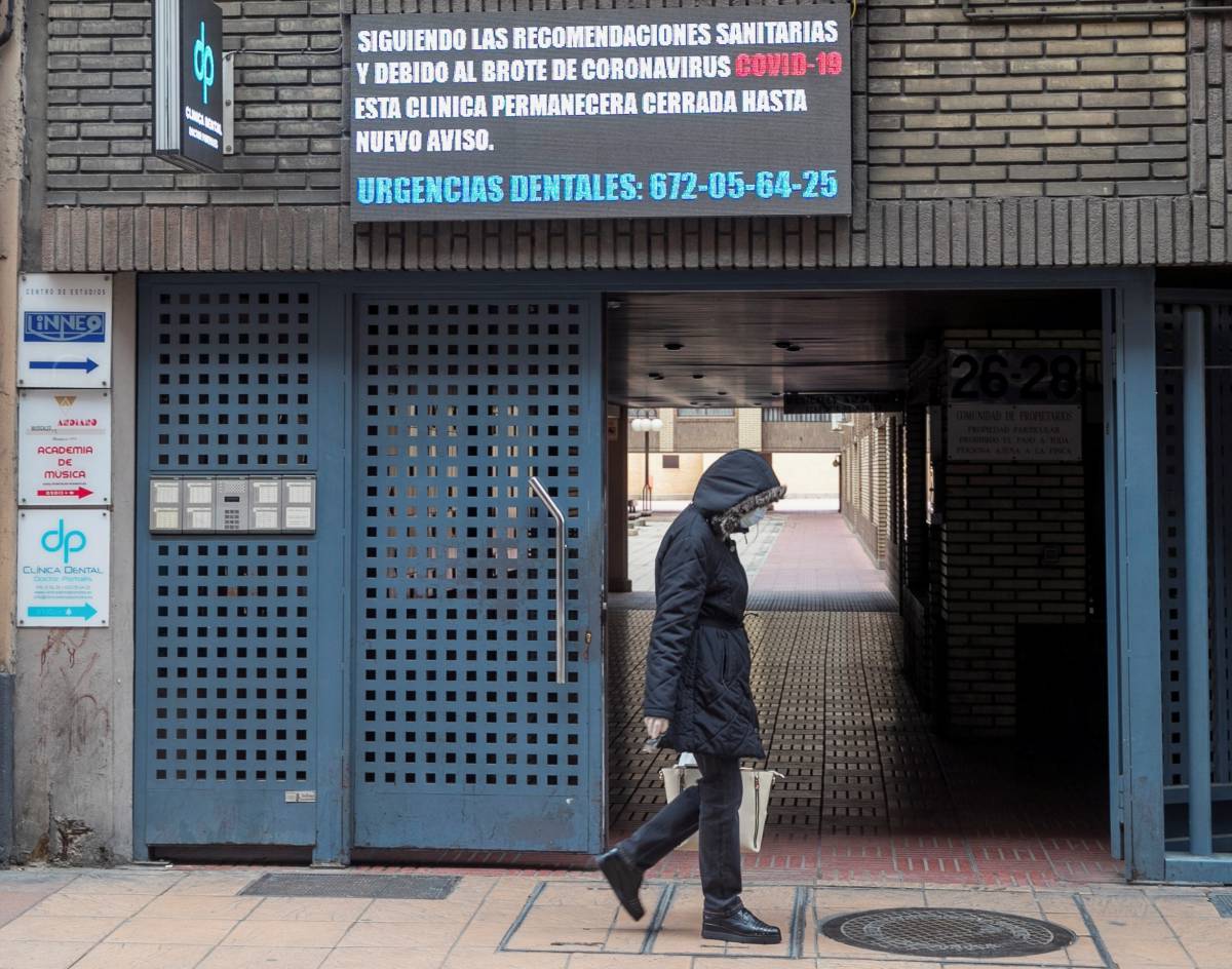 Una clínica dental avisa del cierre temporal debido al coronavirus en Zaragoza.