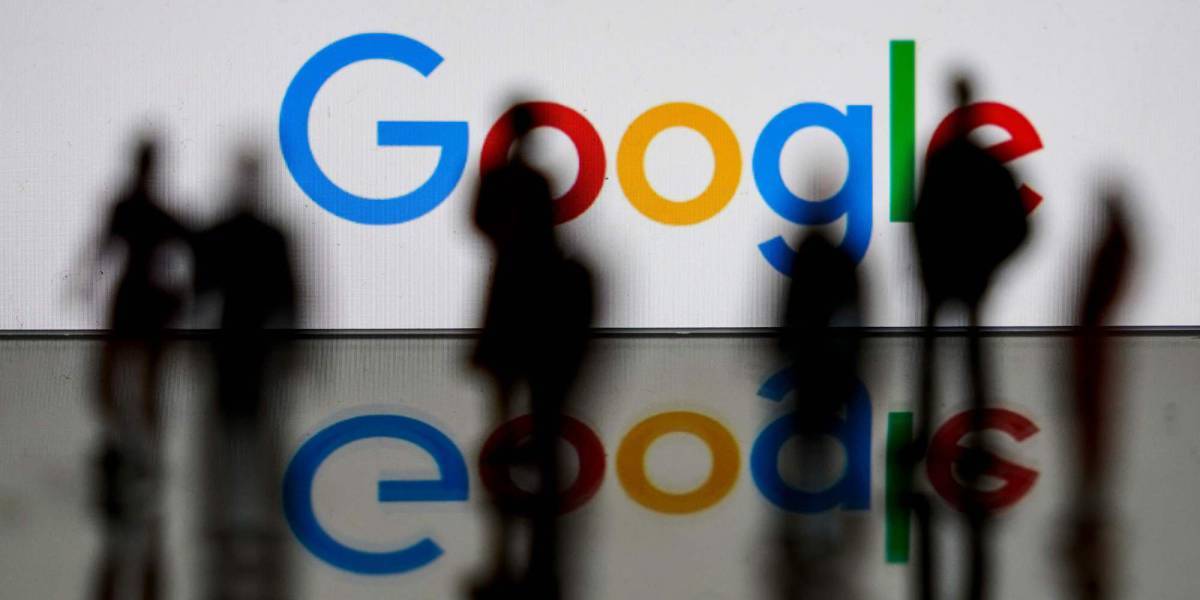 Logo de Google tras un grupo de personas.