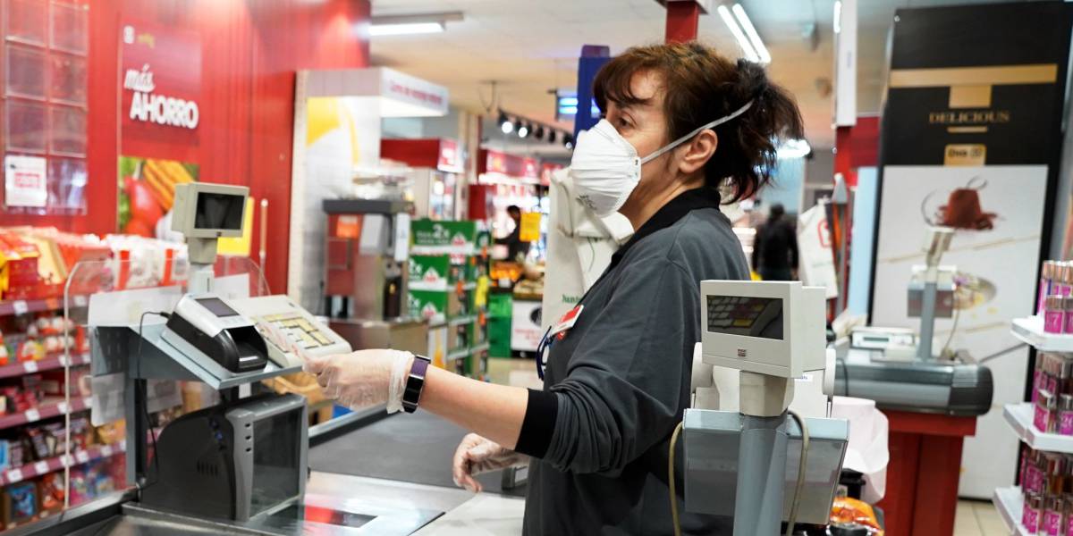 Empleado con mascarilla por coronavirus de los supermercados Dia.