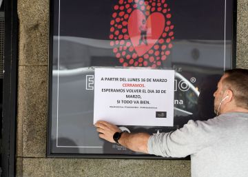 Cartel que anuncia el cierre de un bar en Madrid, el pasado mes de marzo.