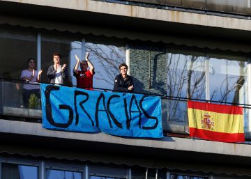 Multada por burlarse desde la calle de los que cumplían la cuarentena en el balcón