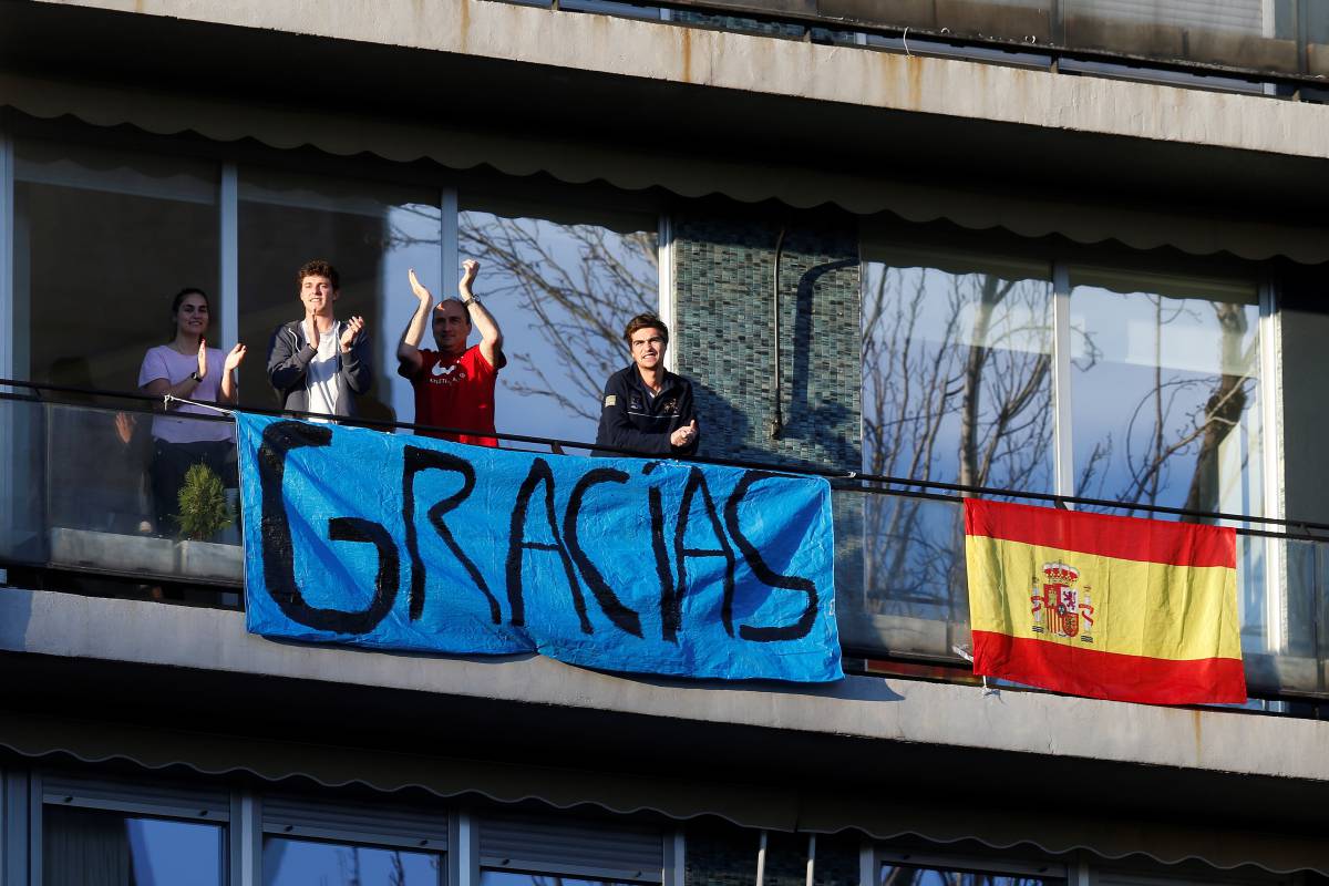 Multada tras burlarse desde la calle de los que cumplían la cuarentena en el balcón