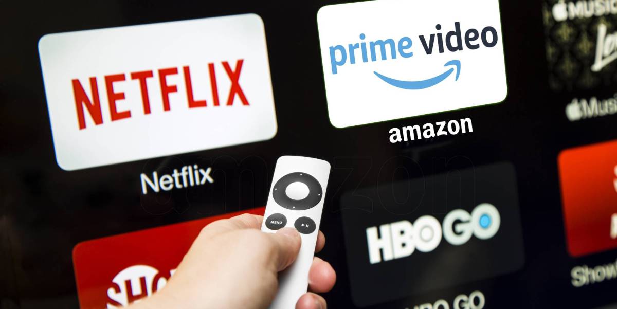 Un usuario selecciona con un mando entre distintas plataformas digitales.